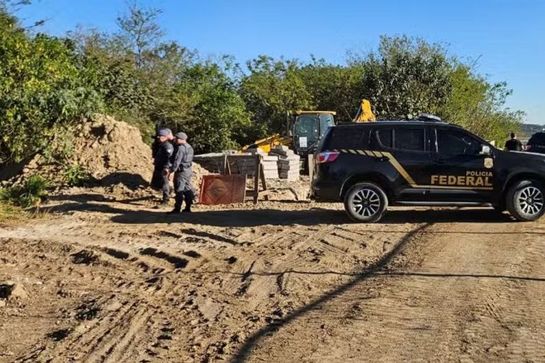 Polícia Federal frustra tentativa de envio de 400 kg de cocaína para a Europa pelo Aeroporto de Guarulhos, Uma operação da Polícia Federal (PF) terminou em troca de tiros na tarde desta sexta-feira (31) durante uma tentativa de envio de cocaína para o exterior pelo Aeroporto Internacional de São Paulo, em Guarulhos. A ação ocorreu após agentes identificarem uma movimentação suspeita dentro da área restrita do terminal de cargas.
