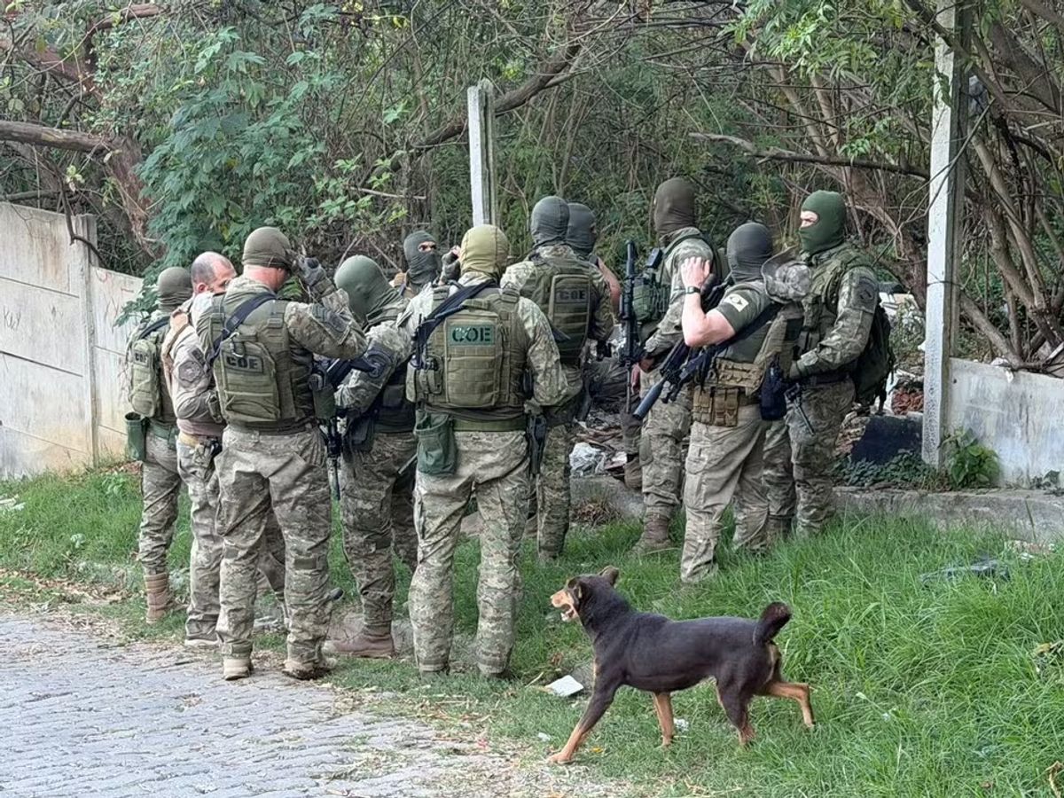 Agentes da PF trocam tiros com suspeitos de tráfico na área externa do Aeroporto Internacional de SP, em Guarulhos