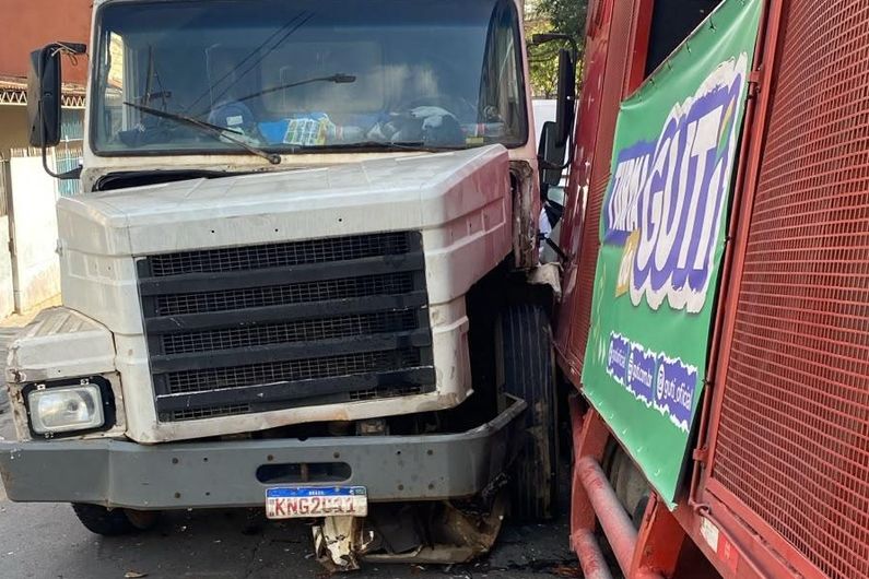Trio elétrico de campanha de Guti é atingido por caminhão em Guarulhos, Um trio elétrico utilizado pela campanha do candidato a deputado federal Guti (PSD), ex-prefeito de Guarulhos, foi atingido por um caminhão enquanto estava parado em uma rua da cidade.